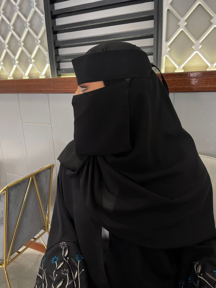 نقاب قصير