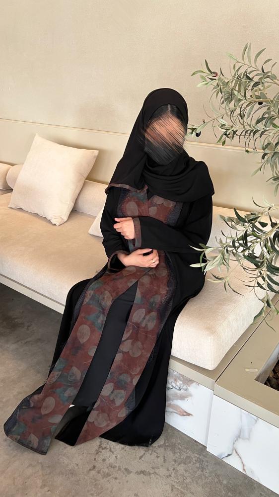 عباية كريب كوبرا مع تشجيره ملونه ناعمه مع كلفه دانتيل