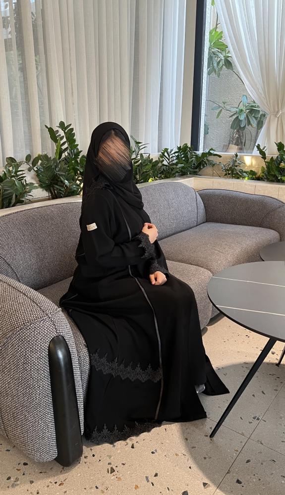 عباية كريب سراميك مع تصميم دانتيل بالجوانب راكز