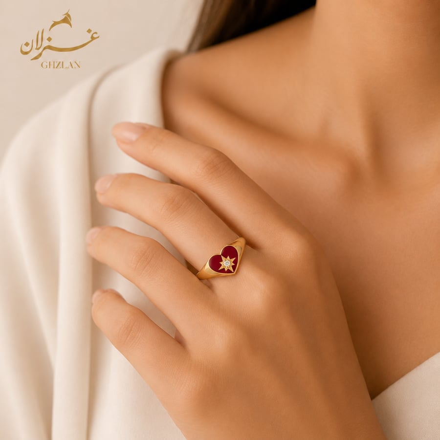 خاتم ذهب عيار 18 بتصميم القلب العنابي الساحر