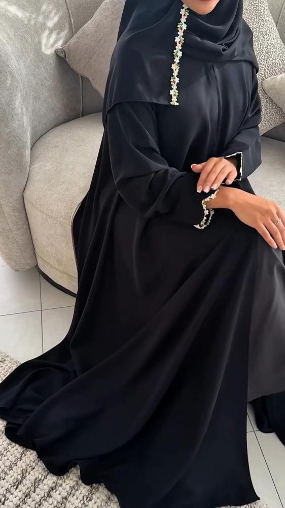 عباية ورد بتصميم راقي يجمع بين البساطة واللمسة الأنثوية الهادئة
