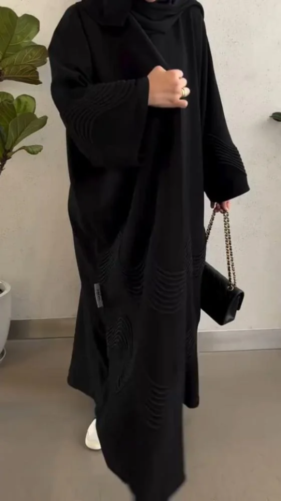 عباية سوداء سادة من متجر رونزا هي قطعة سوداء كلاسيكية أنيقة