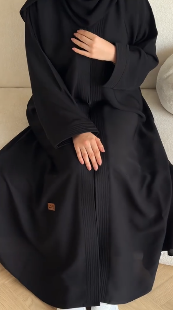 عبايه رسميه كلاسيكية تجمع بين البساطة والأناقة