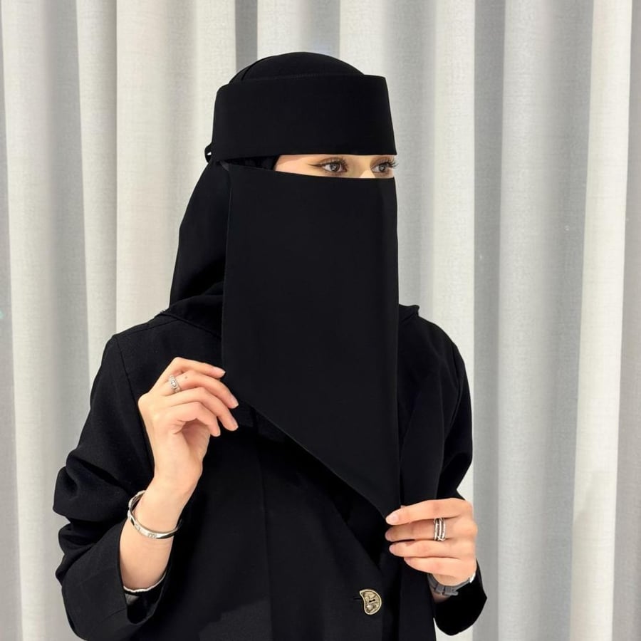 نقاب قصير بتصميم مثلث أنيق وعملي