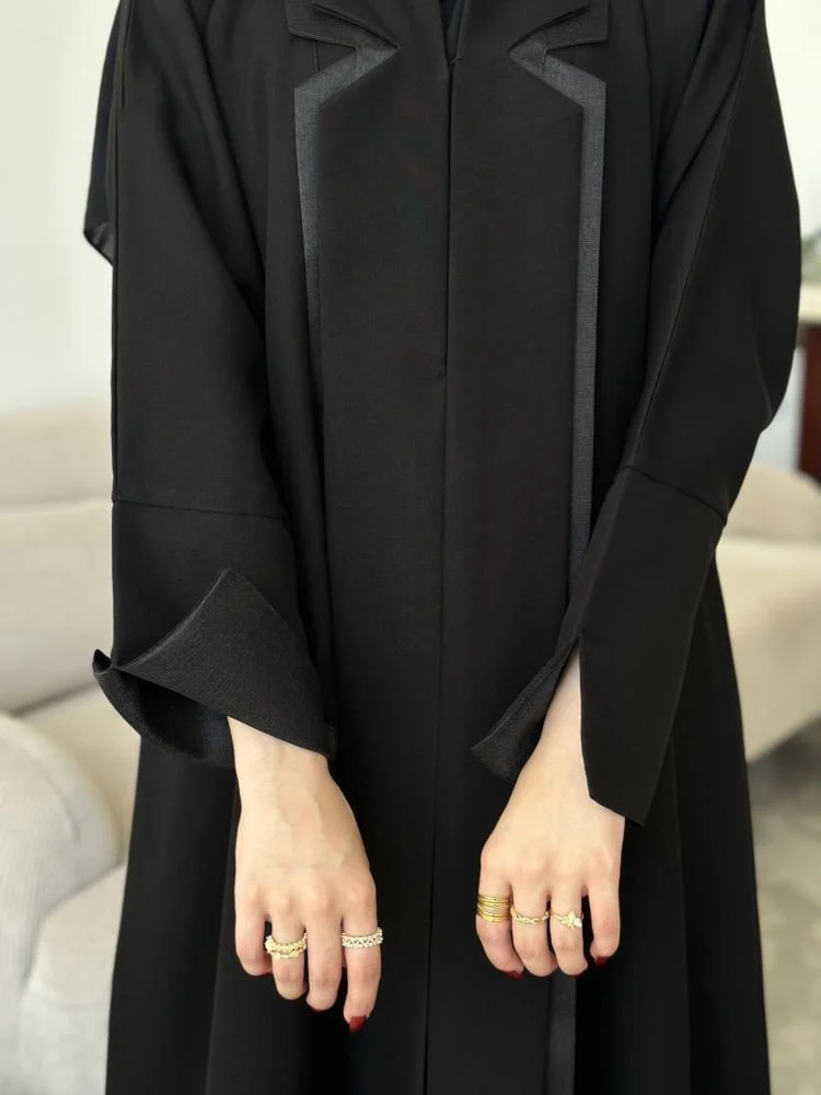 عباية ياقة بتفاصيل أنيقه لتحقيق إطلاله جذابه كل يوم