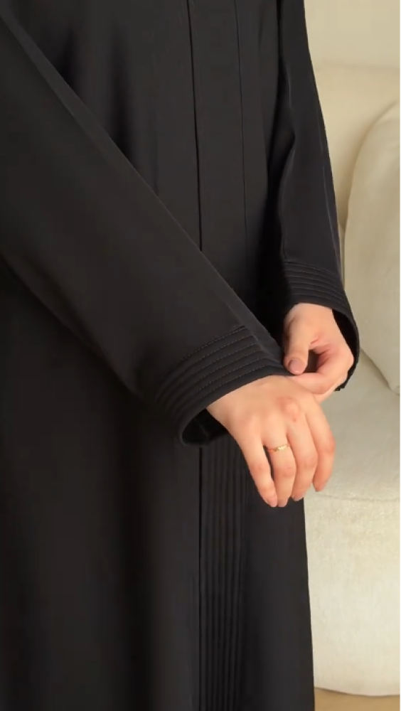 عبايه رسميه كلاسيكية تجمع بين البساطة والأناقة