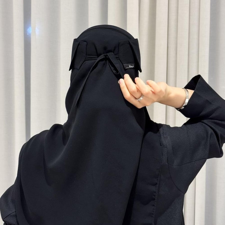 نقاب قصير بخامة كورية ناعمة وخفيفة