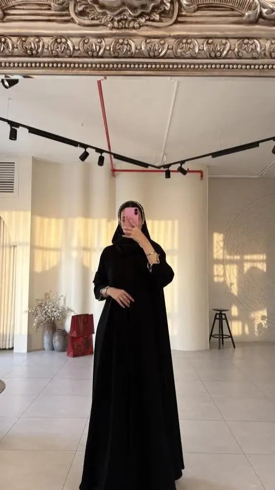 عباية ورد بتصميم راقي يجمع بين البساطة واللمسة الأنثوية الهادئة