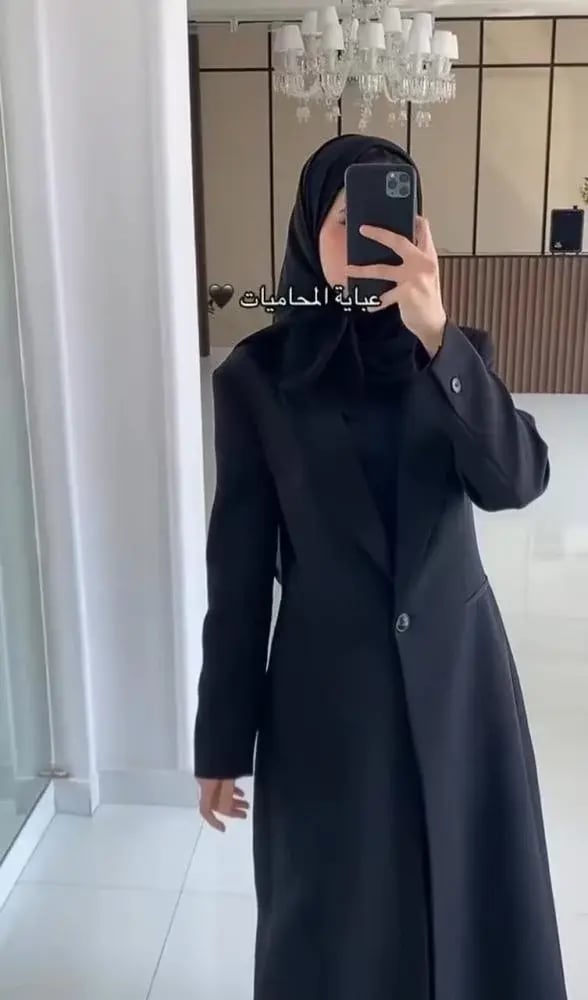 عبايه رسمية بتصميم عصري مستوحى من قصة البليزر