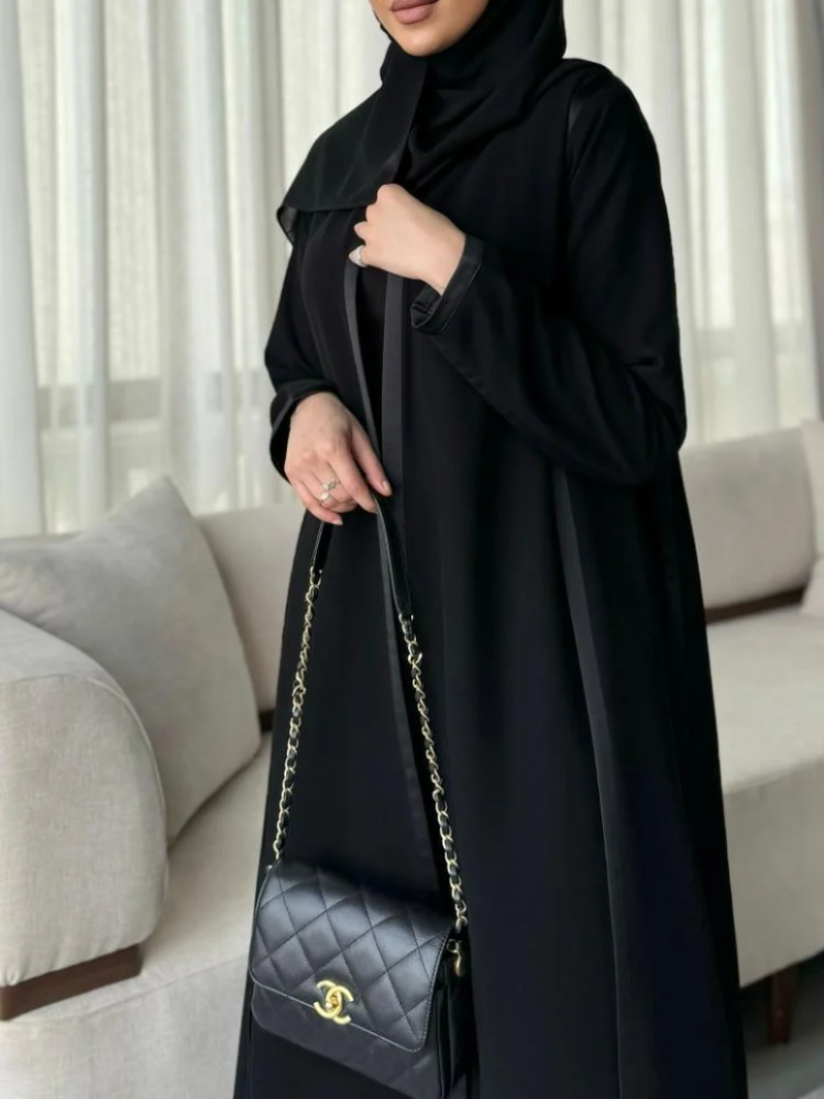 عبايه سوداء فخمه تتميز بتصميم راقي وناعم يعكس الأناقة العصرية