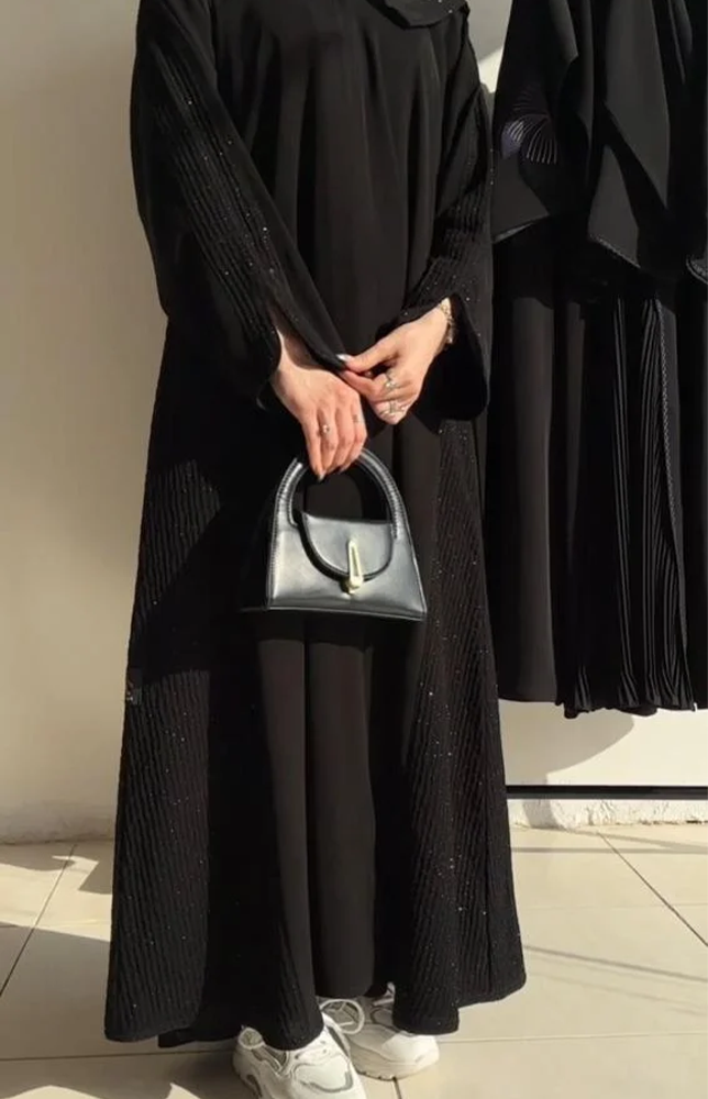 عبايه مطرزه تصميمها بسيط وأنيق يناسب كل المناسبات اليومية
