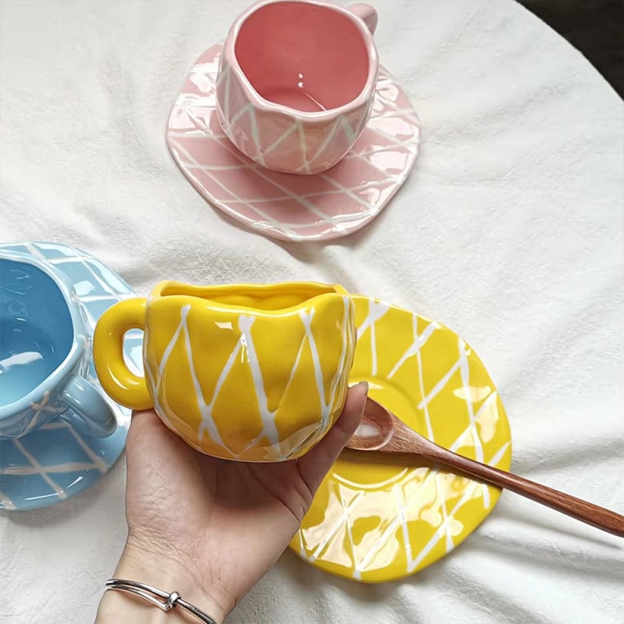 كوب سيراميك برسمة مثلثات متعاكسة وألوان