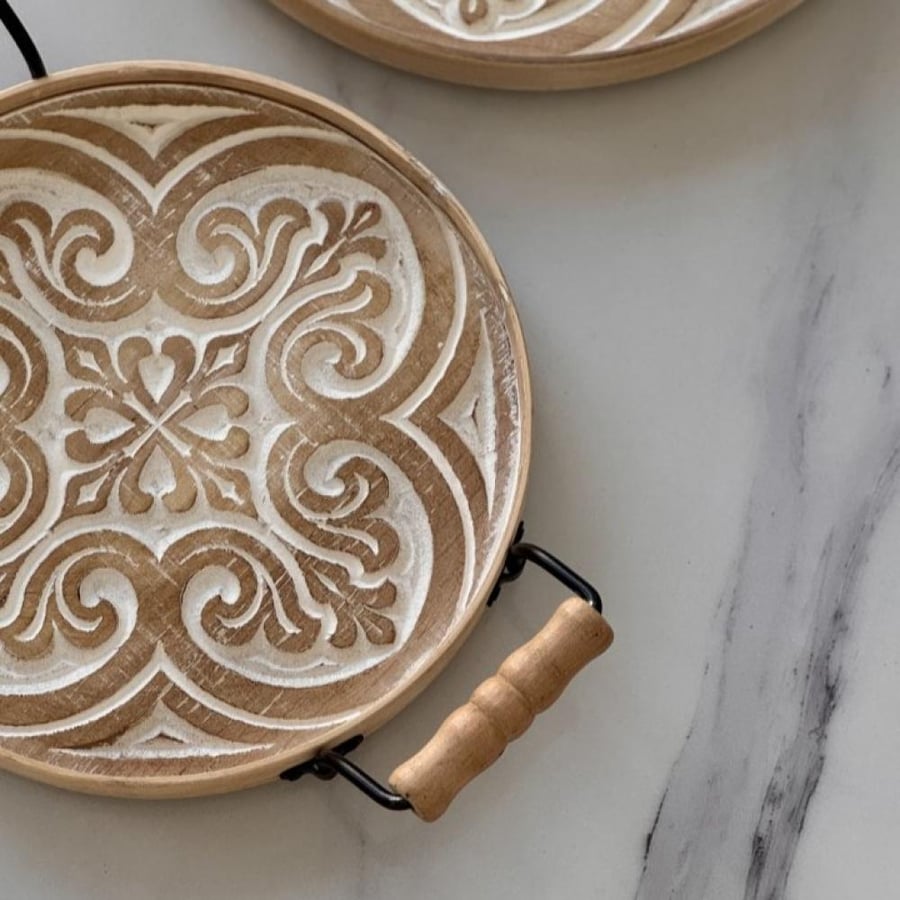Wooden serving tray in a distinctive way