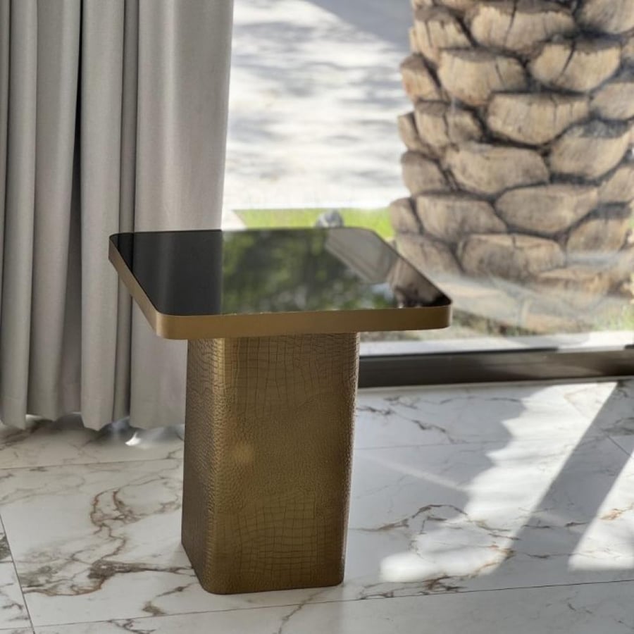 طاولة معدن بسطح زجاج