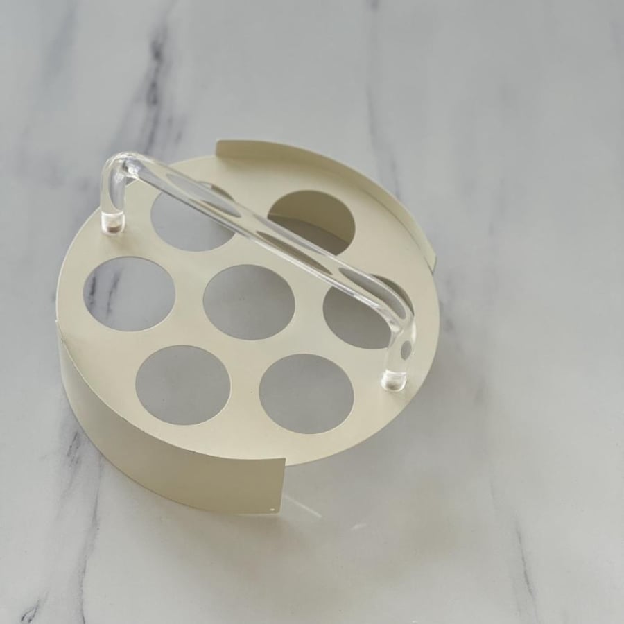 Metal mug holder with beige acrylic handle