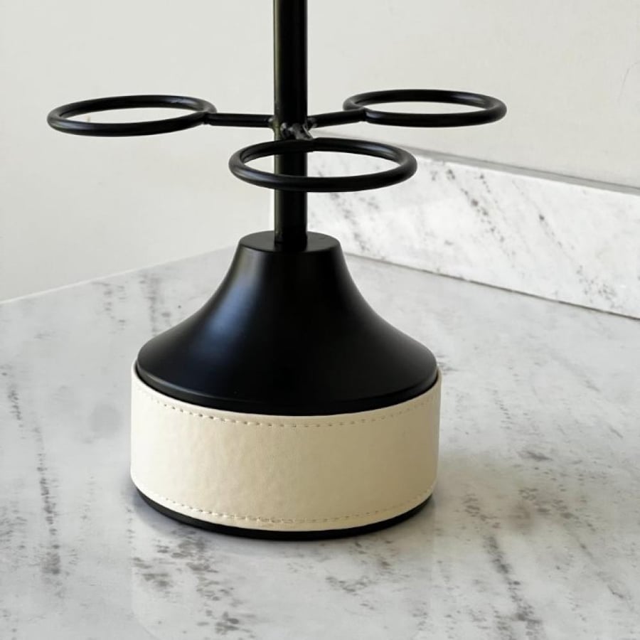 Holder for metal mugs