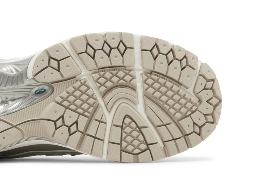 1906R 'Silver Metallic Cream'