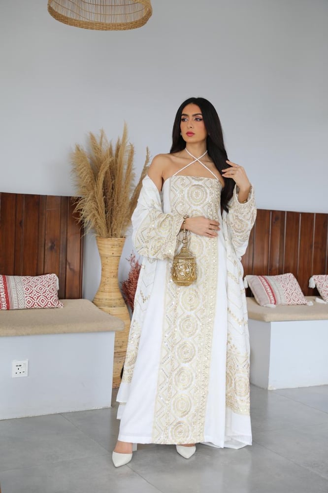 جلابية رمضانية اوف وايت – كيب أبيض مطرّز بالذهبي