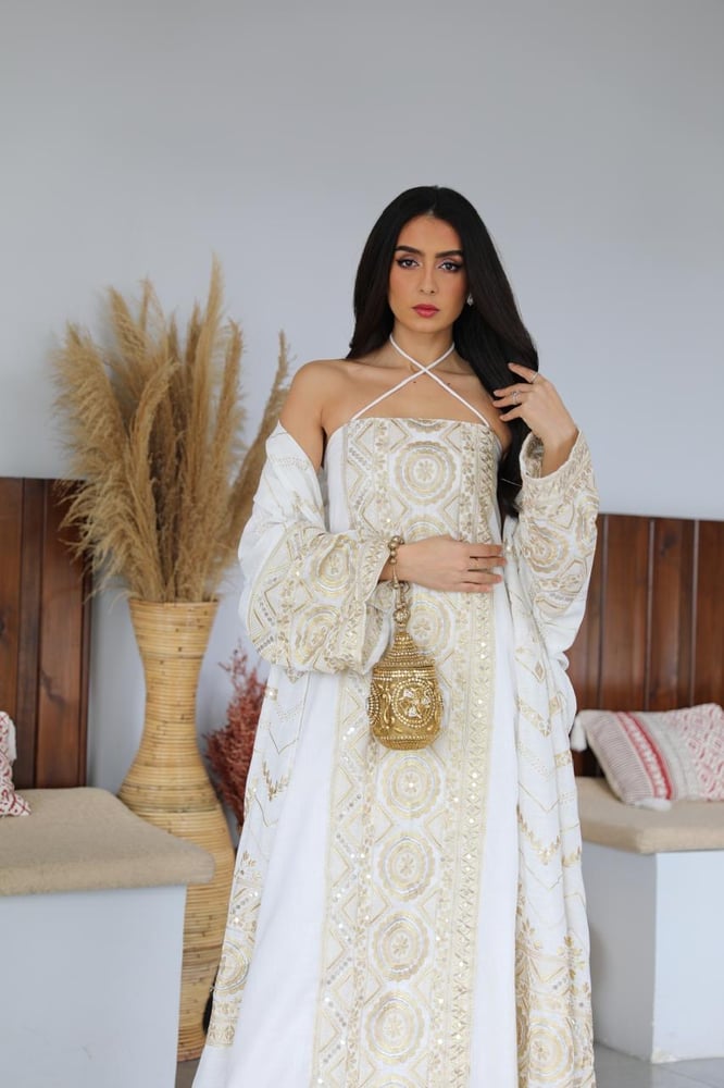 جلابية رمضانية اوف وايت – كيب أبيض مطرّز بالذهبي