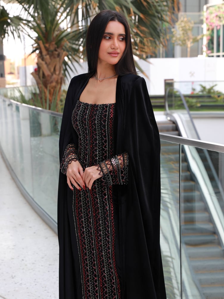 عباية سهرة بقصّة كيب مع فستان
