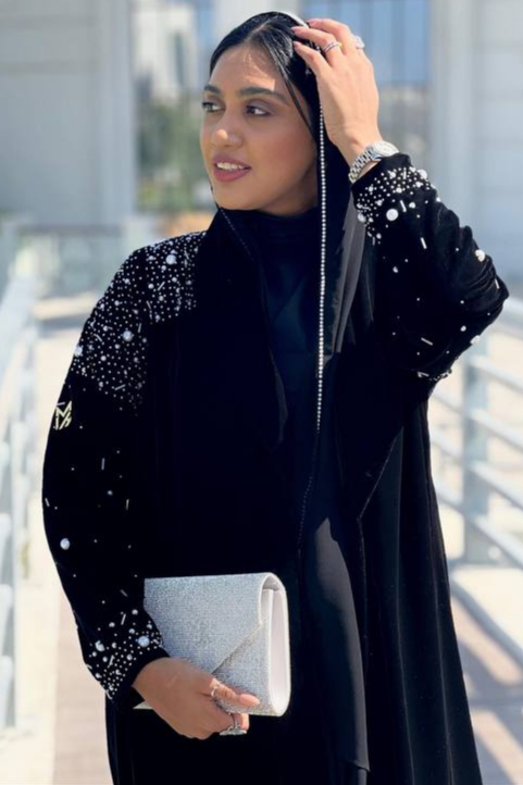 عباية مخمل أسود بتطريز اللؤلؤ والكريستال