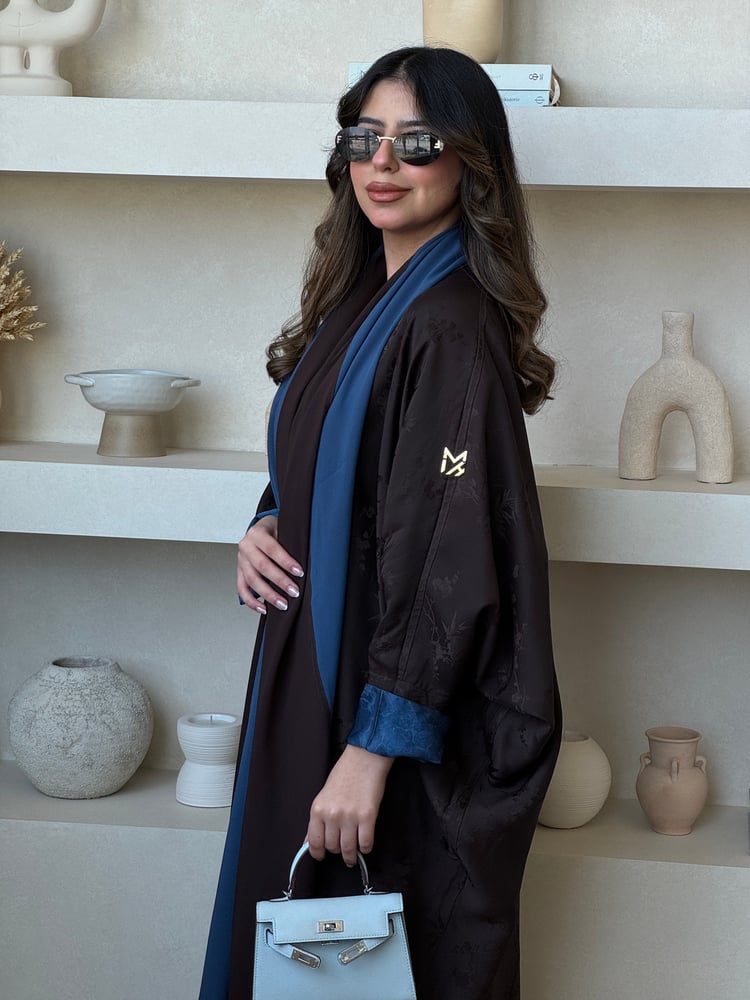 عباية «ليل وأزرق» ذات الوجهين