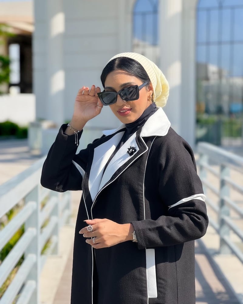 كوت صوف أسود بياقة وتفاصيل بيضاء