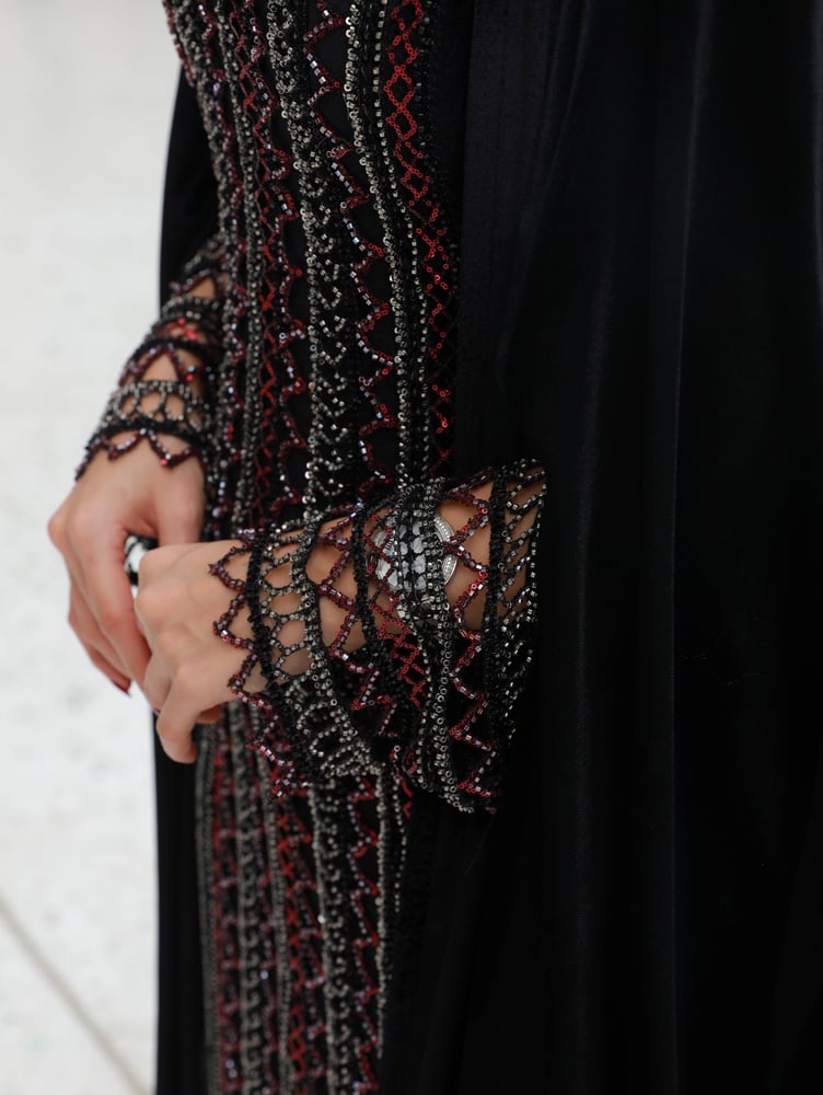 عباية سهرة بقصّة كيب مع فستان