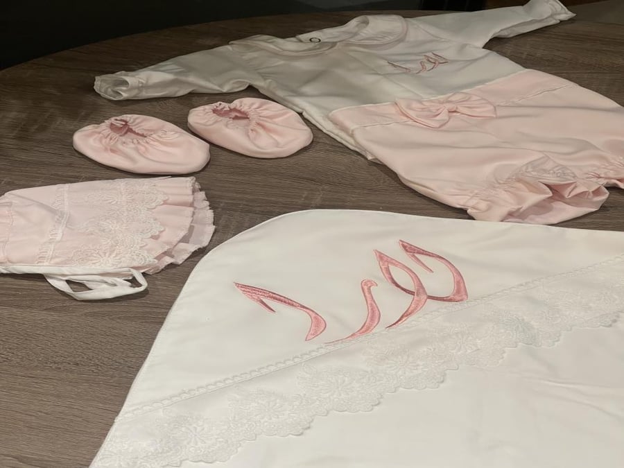 طقم مواليد بينك مكون من ٤ قطع