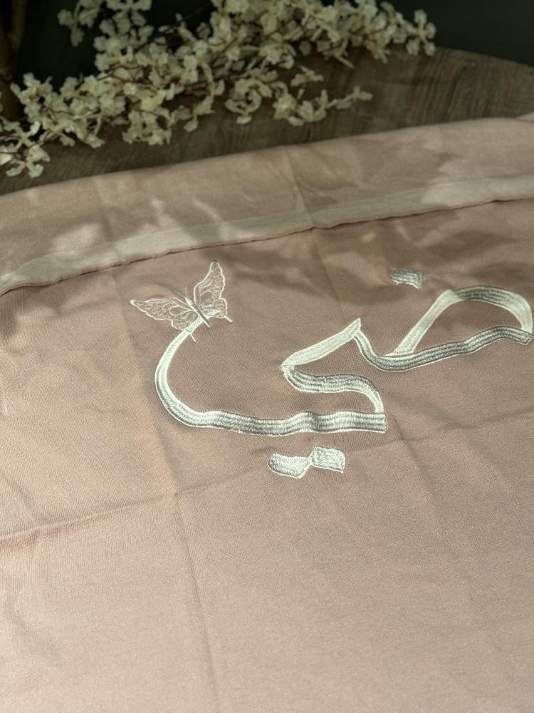 بطانية مواليد باللون الوردي شامل التطريز