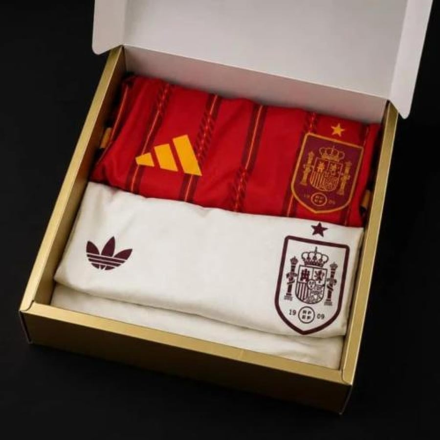 بكج منتخب إسبانيا بطل كأس العالم الرسمي لعام 26