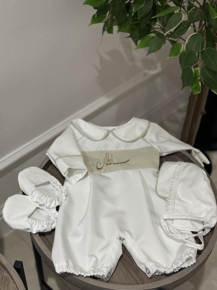 طقم مكون من ٣ قطع باللون الأبيض مع البيج الفاتح
