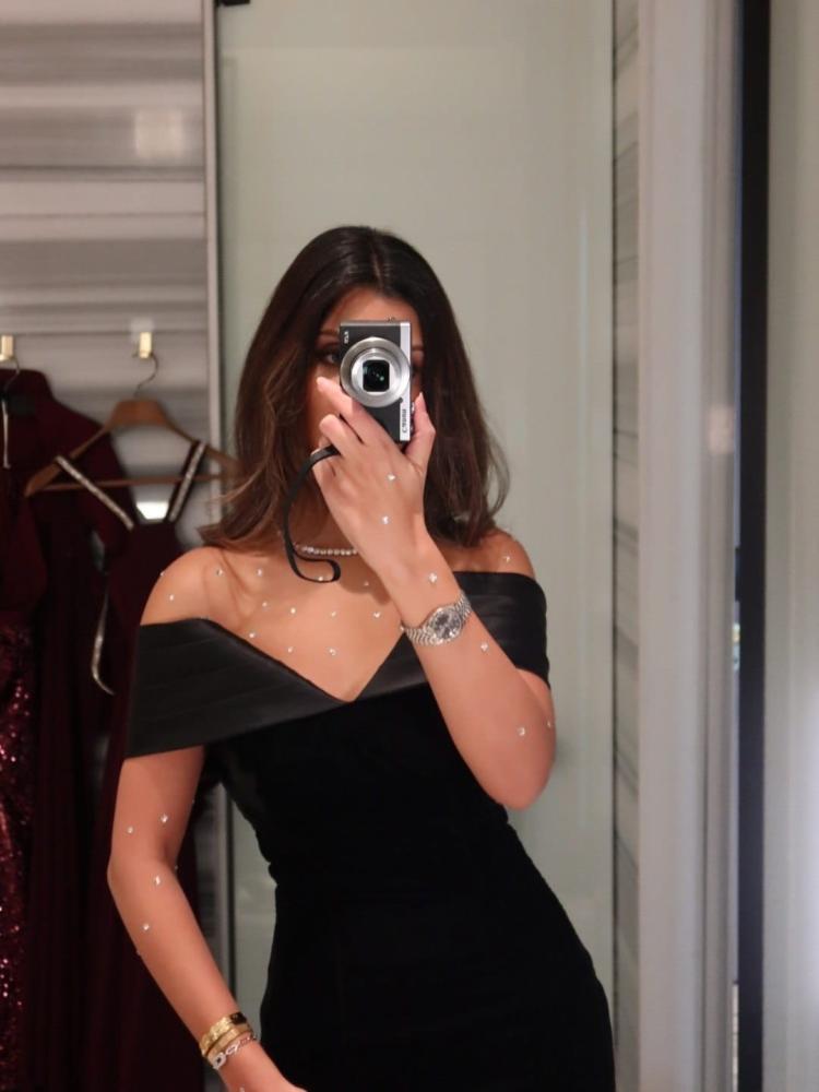 فستان سهرة أسود ميرميد بأكتاف مكشوفة