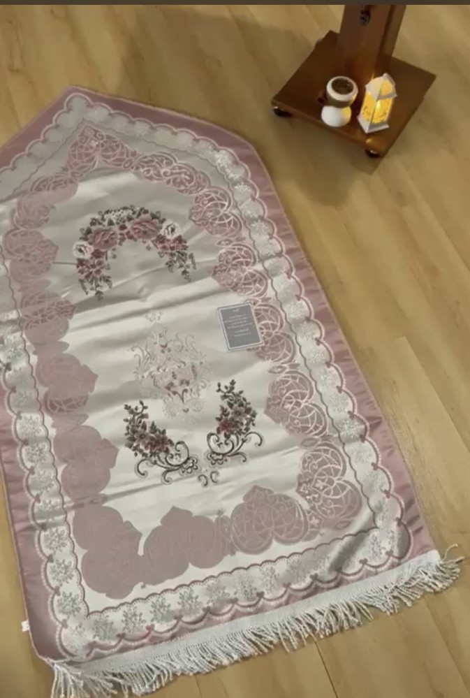 سلة سجادة وردي