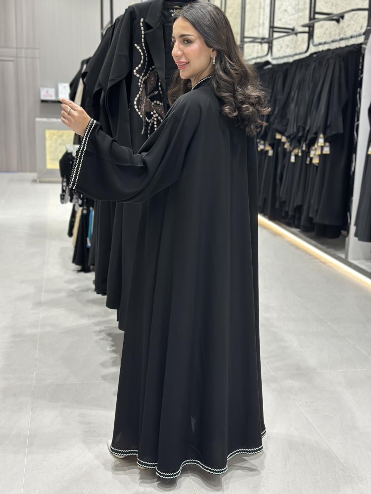 عبايه كلوش قماش ملكي تطريز ابيض
