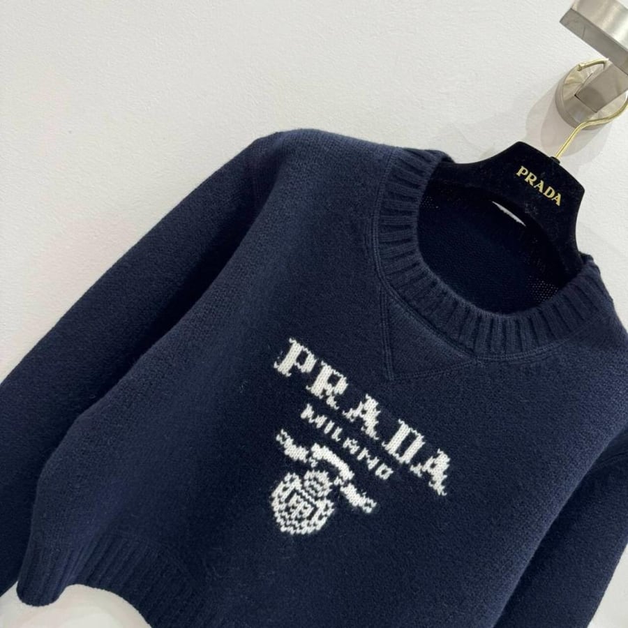 شعار PRADA MILANO منسوج على بلوفر برادا