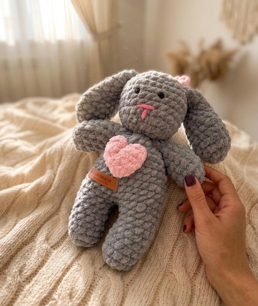 دمية أرنب بلون رمادي وقلب 💓