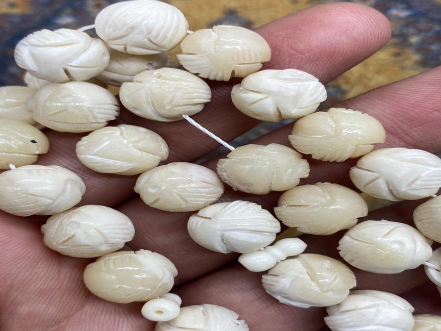 عظم نعام منحوت كامل على شكل سمكه ٣٣ خرزه ١٢ ملي
