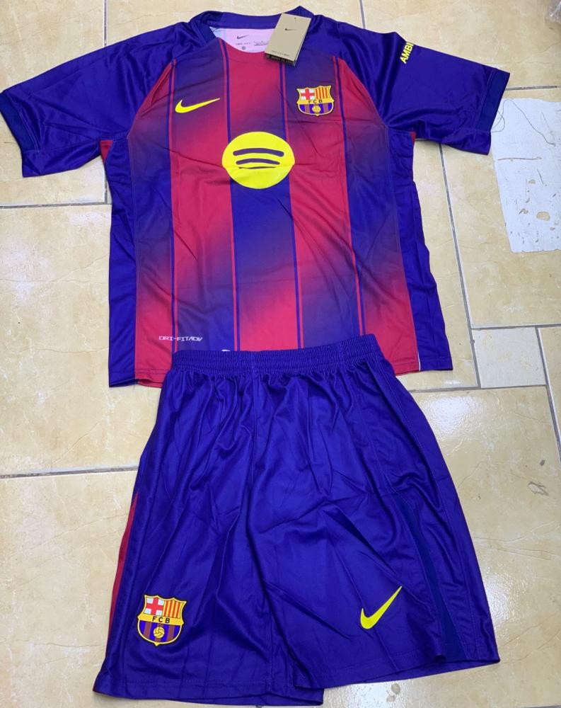 طقم برشلونة الاساسي