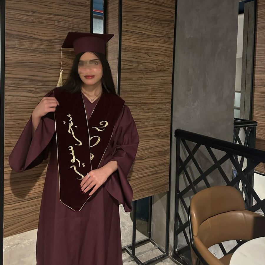 عبايه تخرج باللون البرغندي