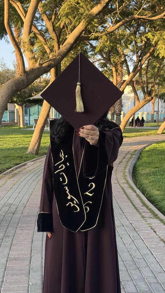 عبايه تخرج باللون الليلكي ( غامق )