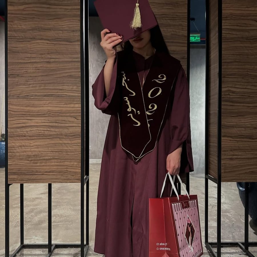 عبايه تخرج باللون البرغندي