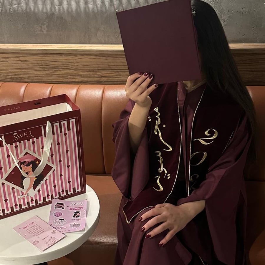 عبايه تخرج باللون البرغندي