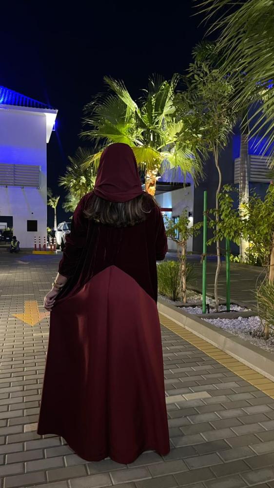 عباية نصف مخمل ونصف كريب برغندي