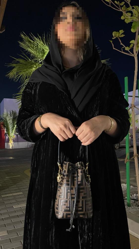 عباية سوداء مخمل مقلم