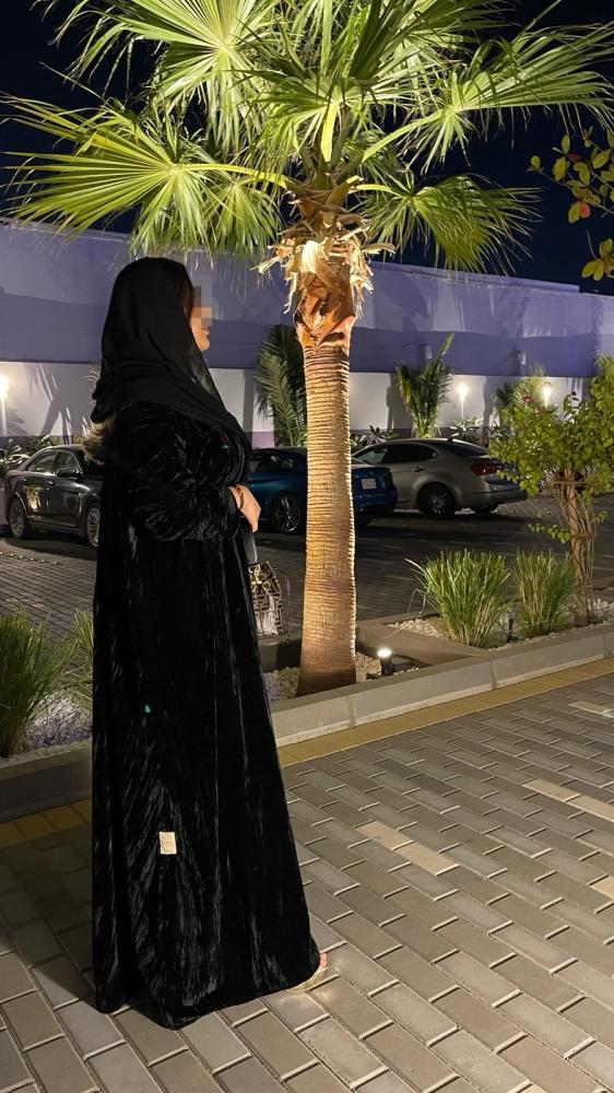 عباية سوداء مخمل مقلم