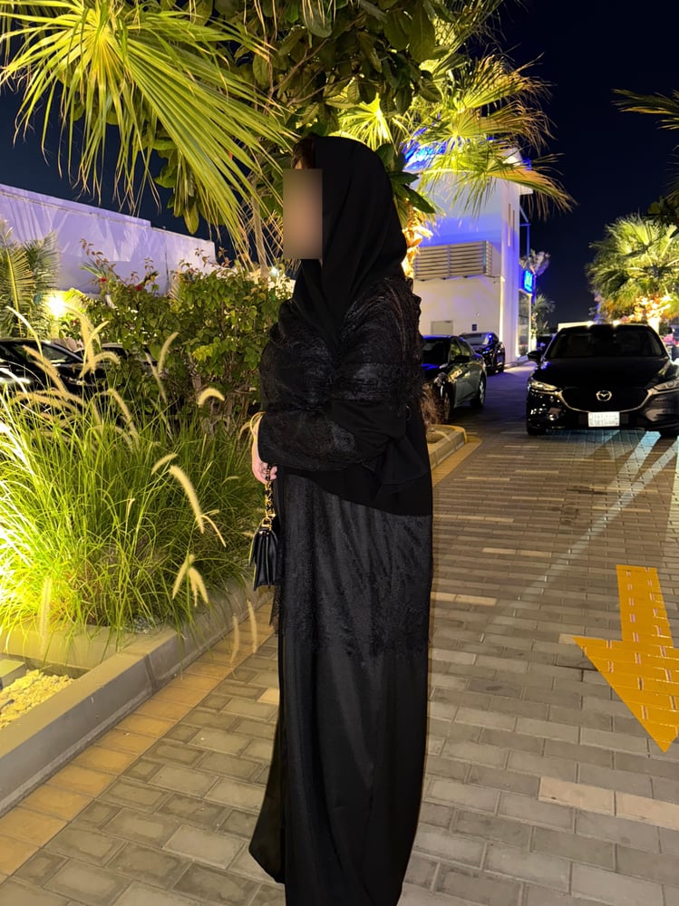 عباية لون اسود قماش كريب وتفتة مع دانتيل والطرحة نص دانتيل و نص قماش طرحة