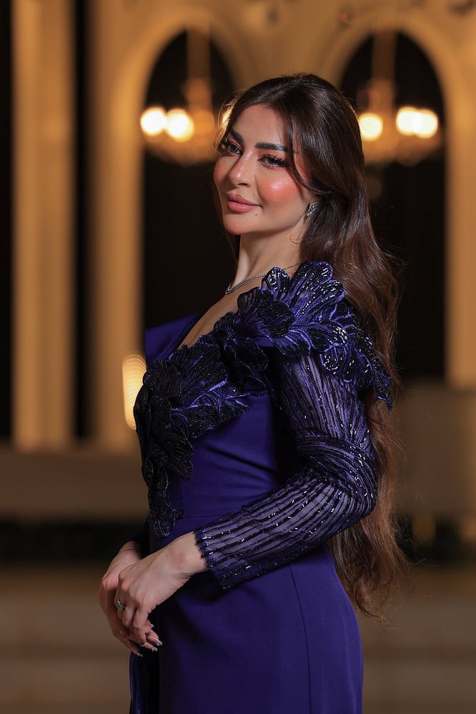 فستان سهرة موف بنفسجي ملكي بتصميم كتف واحد يعكس فخامة استثنائية