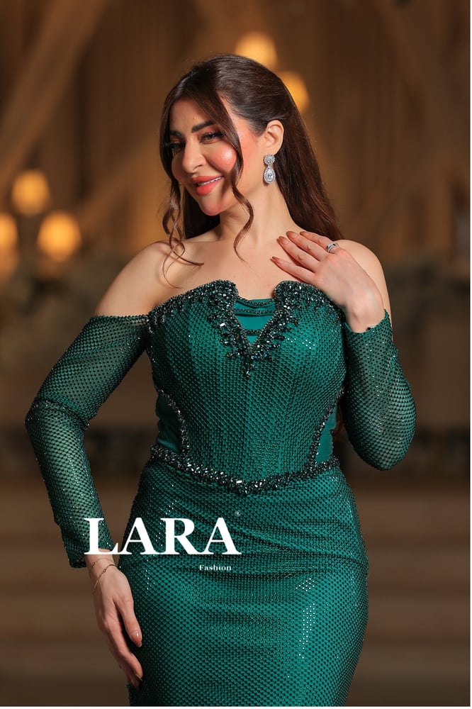 فستان سهرة فاخر بتصميم مميز يجمع بين الأناقة والفخامة