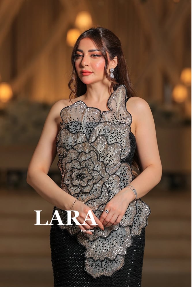 فستان سهرة فاخر بتصميم مميز يجمع بين الأناقة والفخامة
